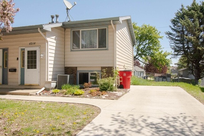 Building Photo - Spacious 2BR Twin Home with In-Unit Laundry