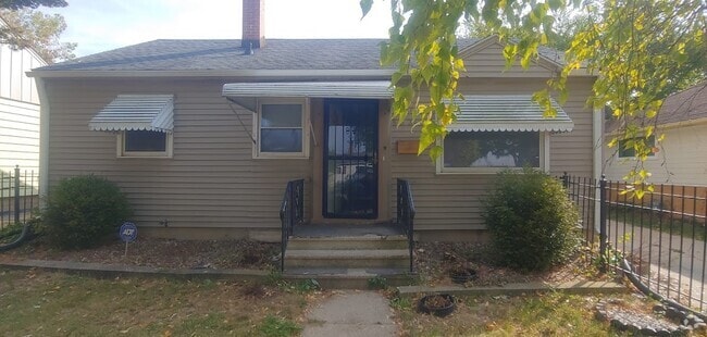 Building Photo - 5034 N 42nd St Rental