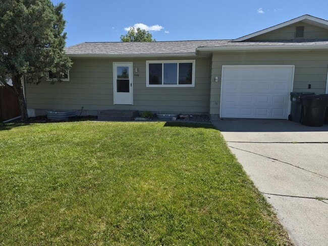 Building Photo - 1229 Hawthorne Ln Unit 1229