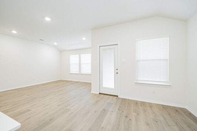 Photo - 2139 Thornton Dr