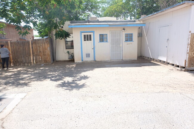 Building Photo - 512-512 1/2 Vassar Dr SE Unit 512 1/2 Rental