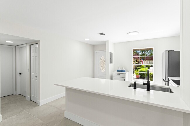 Photo - 733 Nantucket Cir