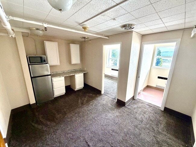 Building Photo - UNDER NEW MANAGEMENT: Rare & Limited 2-bdrm, 2-bathroom efficiency Unit 3959 Sheridan Ave Apt 313