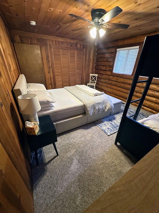 Habitación con cama de matrimonio y literas, y un amplio armario. - 838 Capistrano Ave