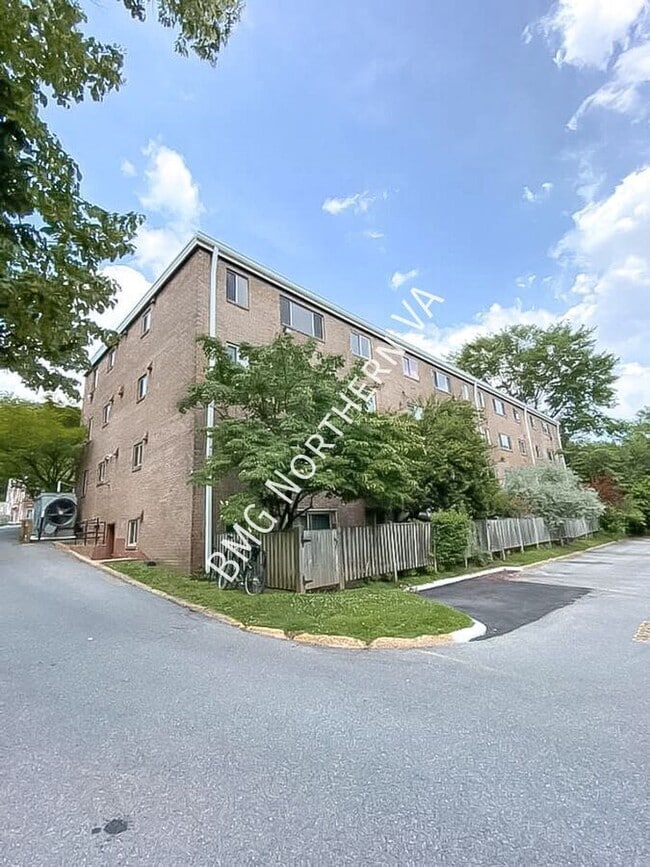 Photo - 4570 MacArthur Blvd NW
