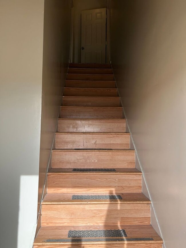 Building Photo - 279 W Railroad Ave Unit 3 (Upstairs)