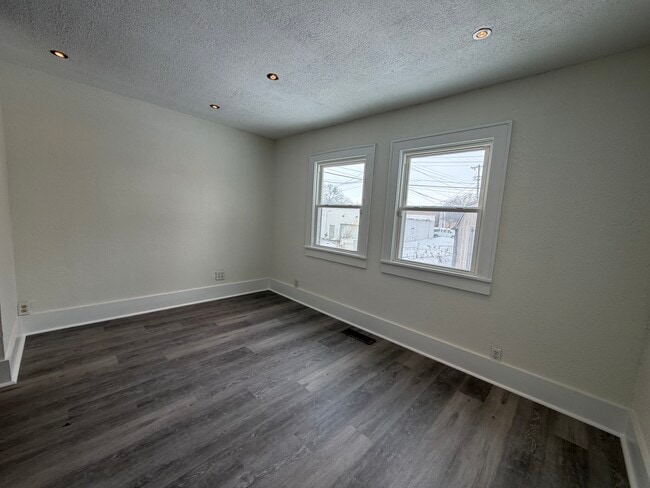 Photo - 111 E Eckman St