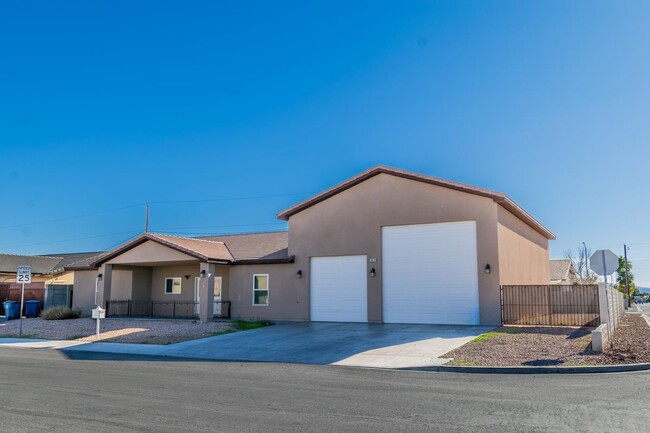 Building Photo - RV GARAGE | Single Story | Furnished Or Unfurnished