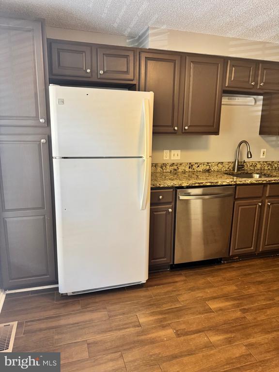 Photo - 102 Essex St