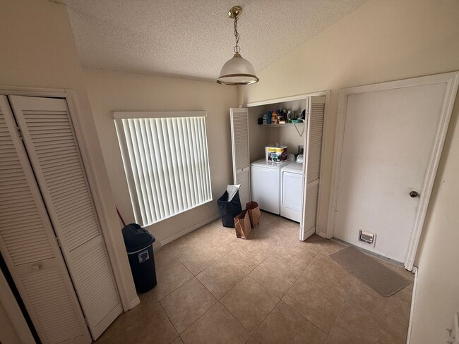Photo - 3/2 Single Family Home in Waterford Lakes AVAILABLE AUGUST 17th!