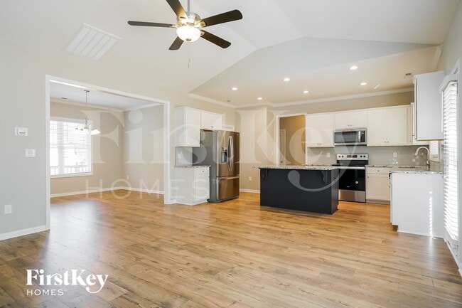 Photo - 208 Silverleaf Dr