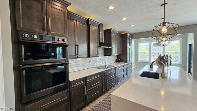 Photo - 9337 Ellis Way