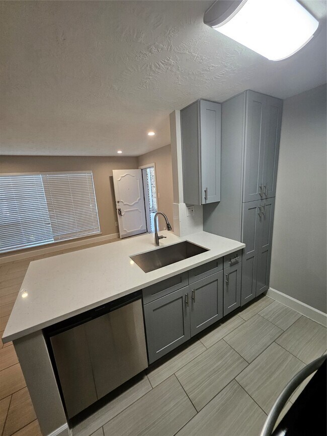 Photo - 2101 Fountain View Dr Unit 4 6