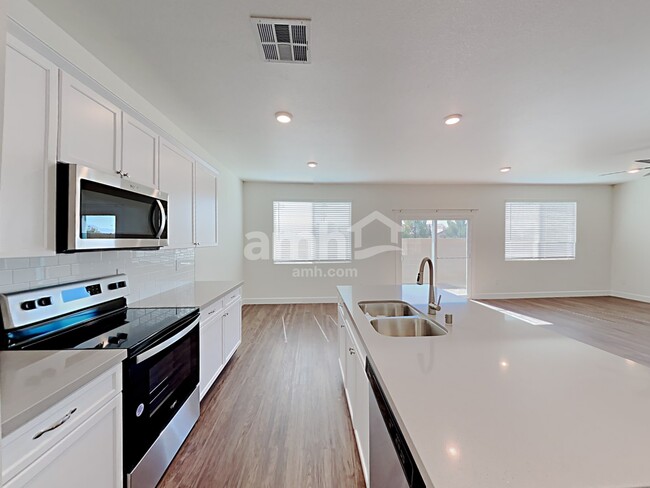 Photo - 2013 Reaves Wy