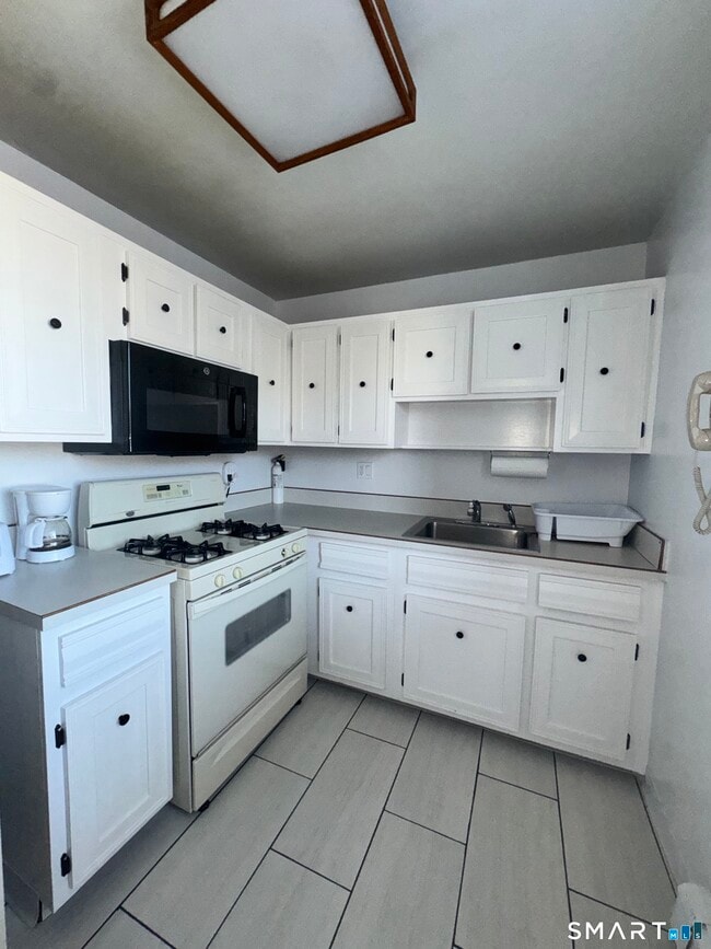 Building Photo - 4 Van Zant St Unit B13