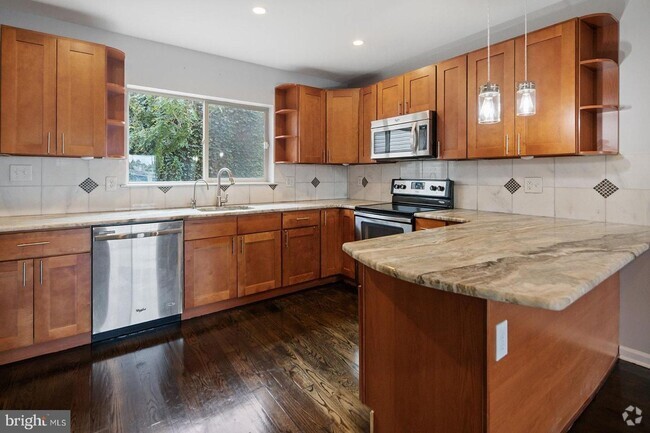 Building Photo - Spacious 4-Bedroom Home with Outdoor Space...