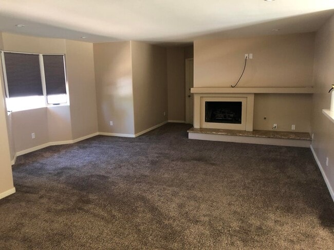 Sala de estar con chimenea - 5587 Cathedral Oaks Rd