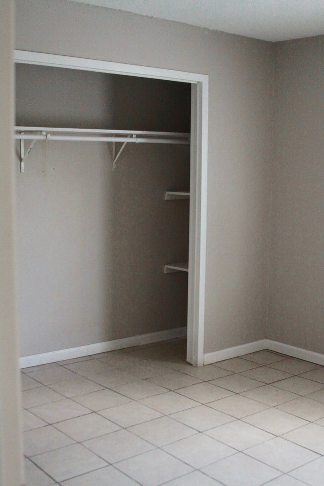 armario - Gladefield Garden Apartments