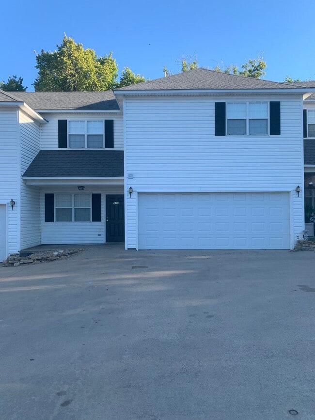 Building Photo - Spacious 3-Bed, 2.5-Bath Fourplex with Gar... Rental