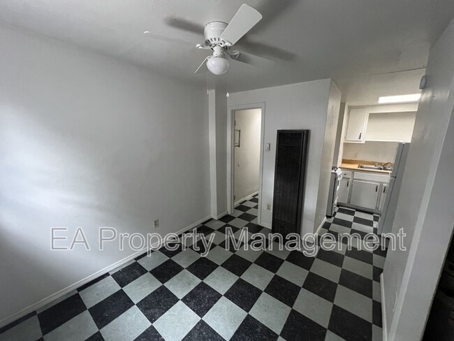 Photo - 123 Walter St NE