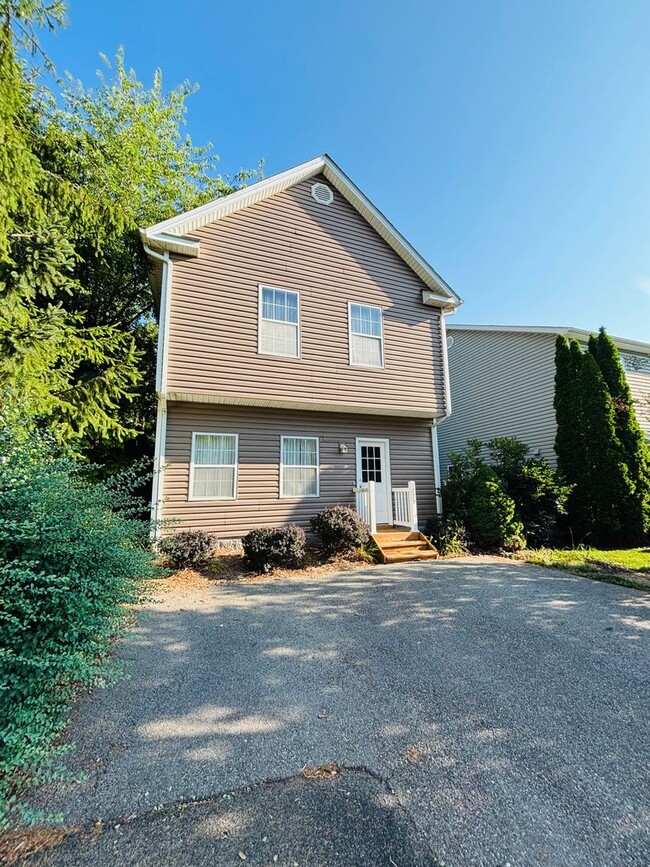 3 Bedroom, 2.5 Bath Townhouse - 3 Bedroom, 2.5 Bath Townhouse