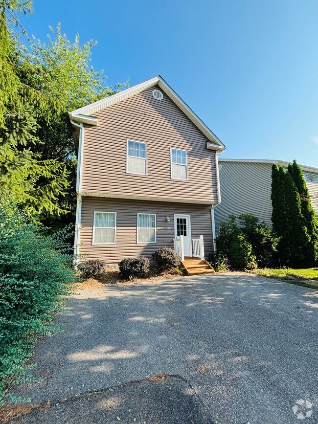 Building Photo - 3 Bedroom, 2.5 Bath Townhouse