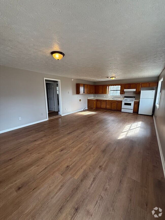 Building Photo - 2 BD 1 BA HOUSE - Fresh paint and new floo...