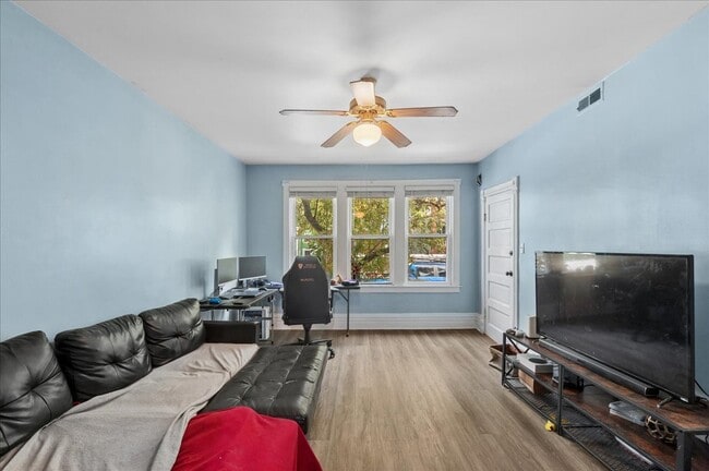 Photo - 1645 W Beach Ave Unidad 1