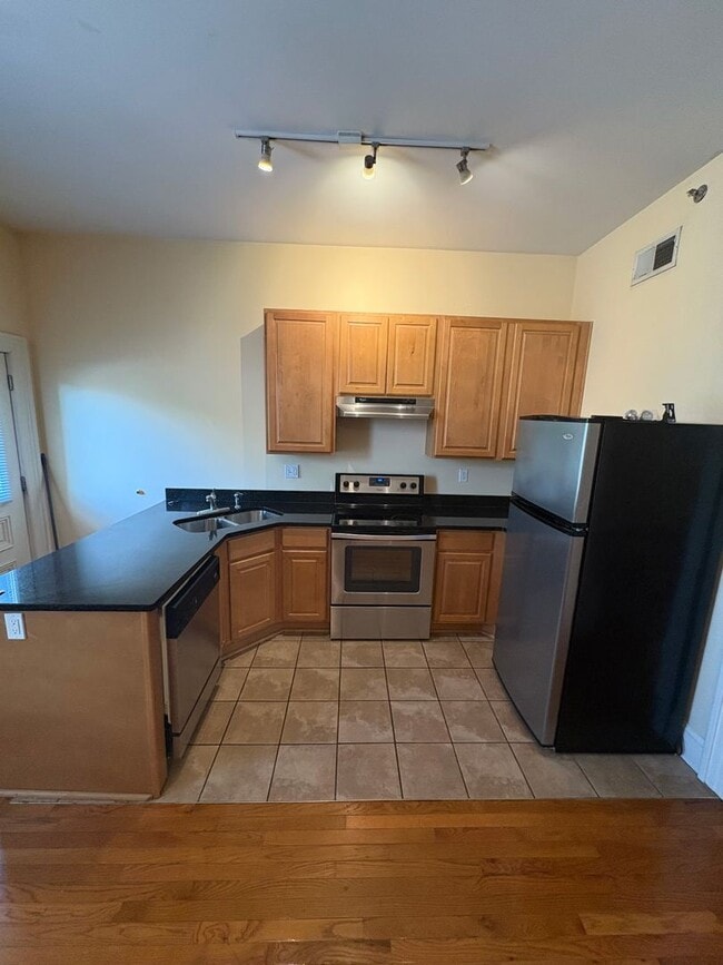 Building Photo - Cozy Updated 1 Bed 1 Bath in the Grove wit... Unit 4347 Manchester Ave Apt D