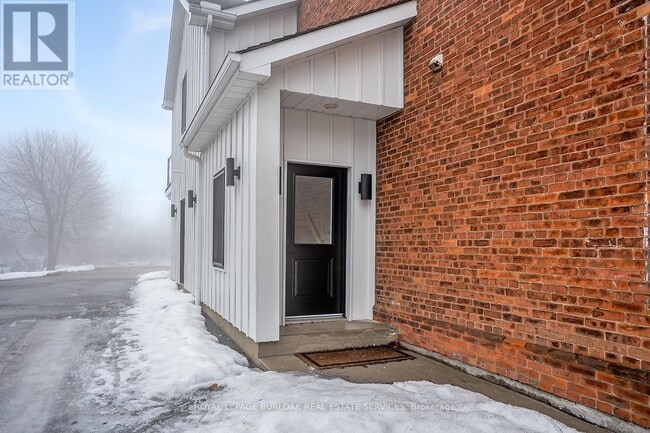 Photo - 284 Wilson St E