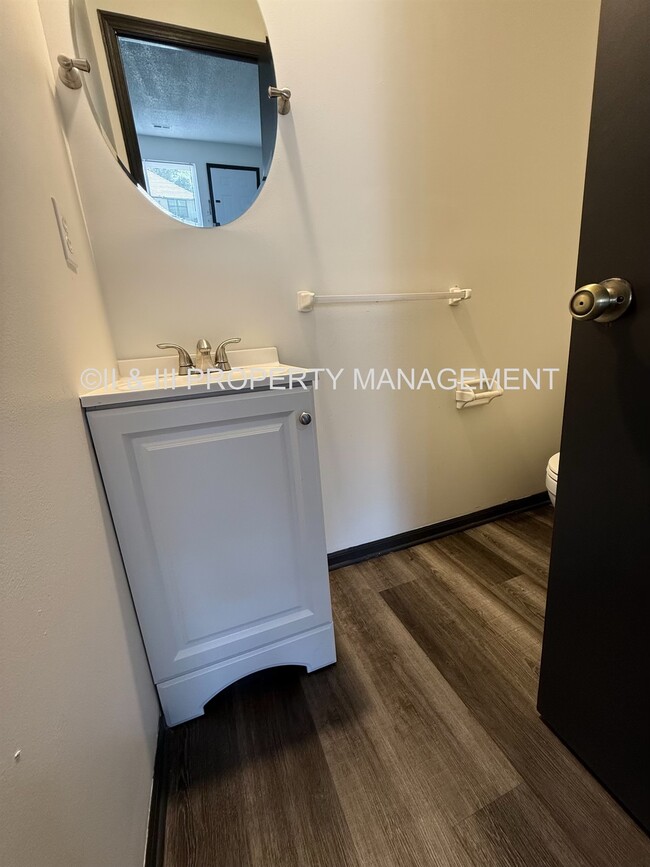 Photo - 9219 Central St