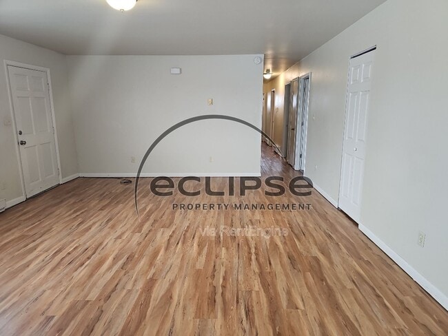 Photo - 2644 Clark St