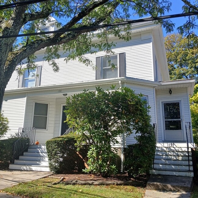 Building Photo - 132 Thorndike St Unit 2