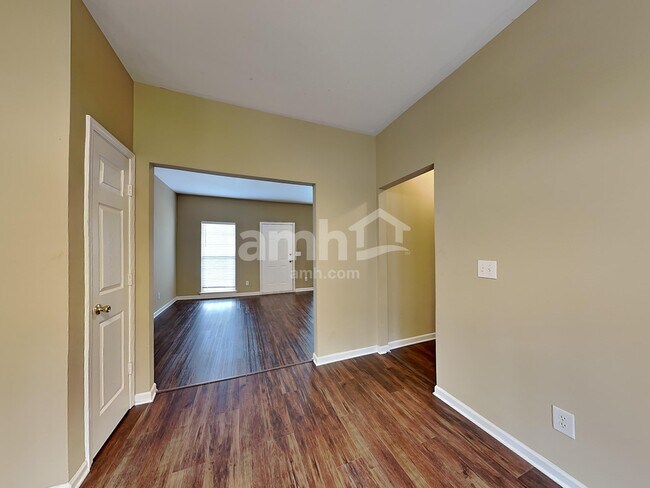 Photo - 423 Brownstone St