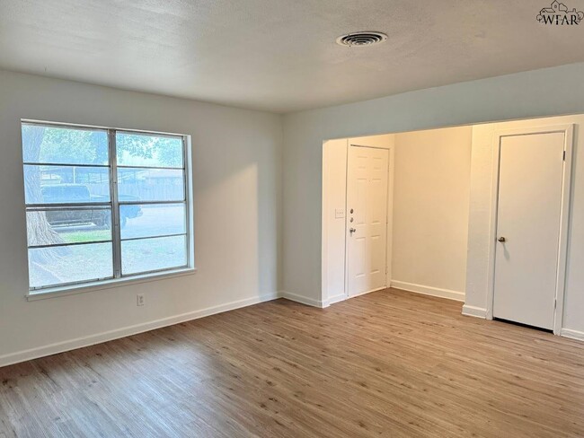 Photo - 1001 W Beverly Loop