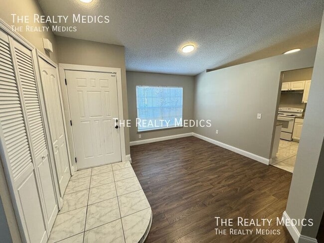 Photo - 313 Azincourt Ln