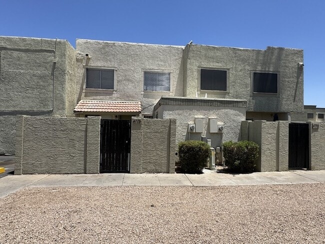 Building Photo - Glendale 2-br Townhome With Carport