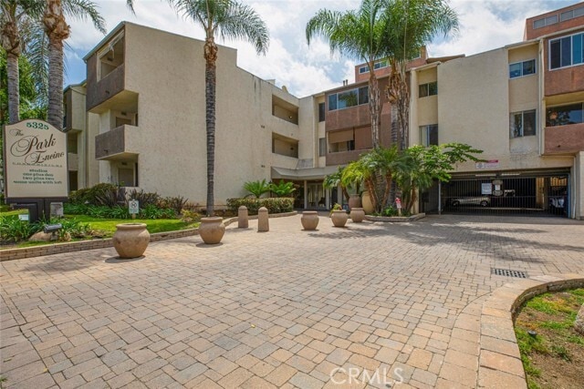 Building Photo - 5325 Newcastle Ave Unit 322