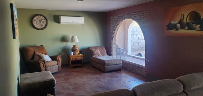 Photo - 1040 N Lyons Ave