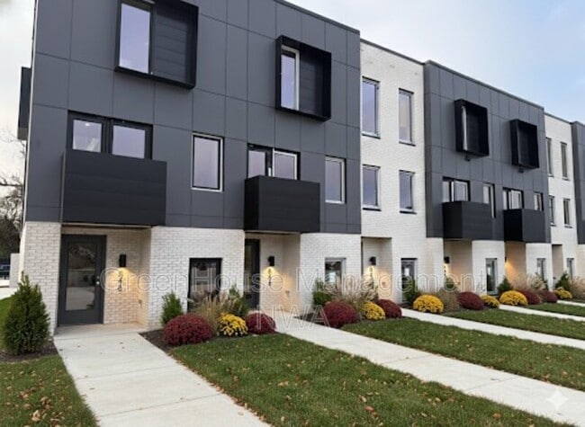 Building Photo - 840 SE 8th St