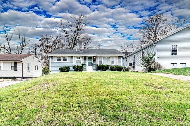 Photo - 3-Bedroom Home with Hardwood Floors & Fenced Yard in St. Louis