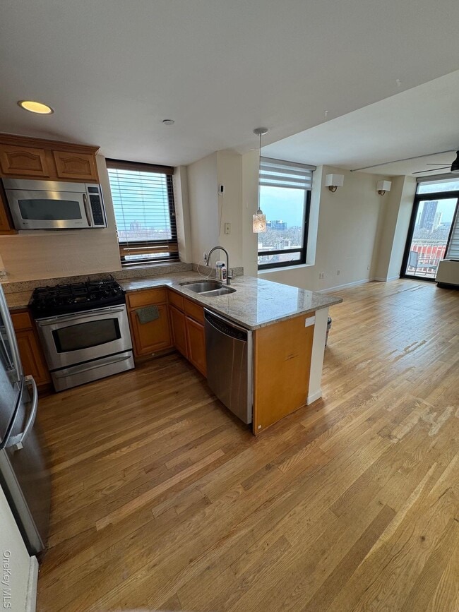 Building Photo - 116-24 Grosvenor Ln Unit 11D