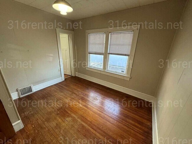 Photo - $1,250 - 2 bedroom / 1 bathroom - Single F...