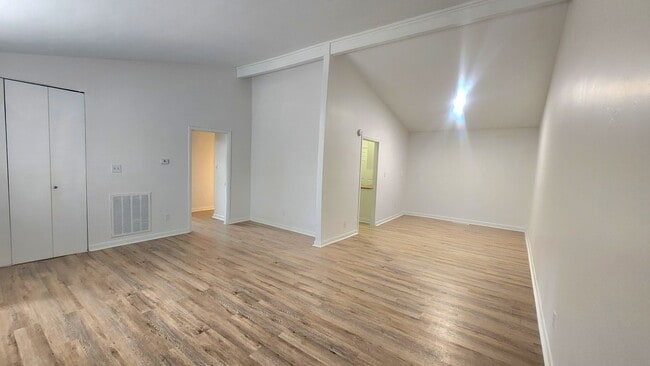 Building Photo - 250 Ridgewood Ave