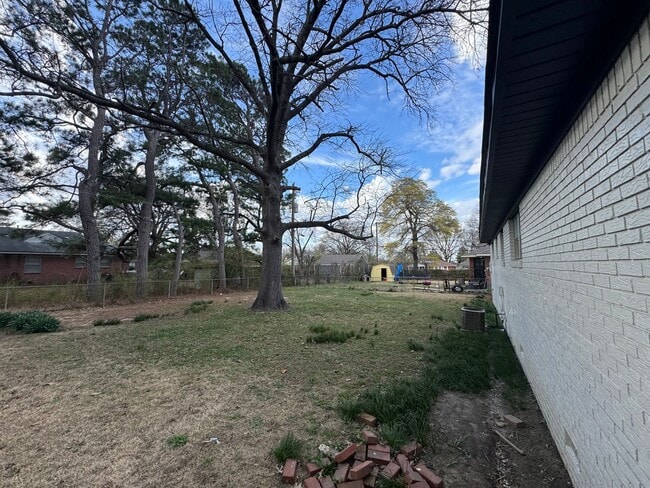 Building Photo - 1961 Croydon Ave