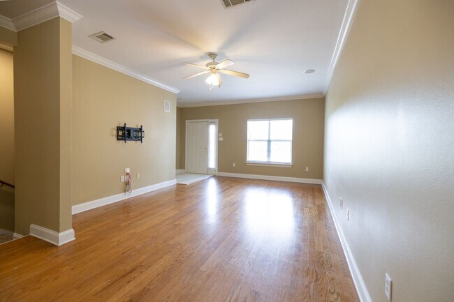 Photo - 4 bedroom Townhome Near LSU in a Gated Community