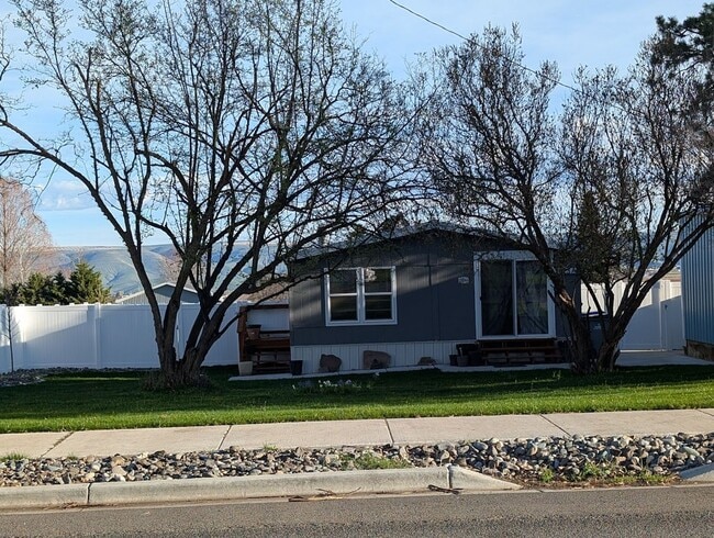 Building Photo - 3 bedroom 2 bath Orchards house with SHOP!