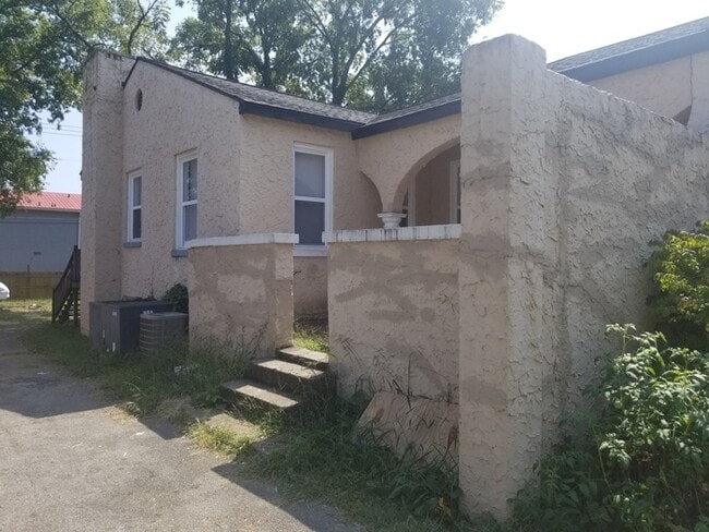 2806 E 5th Ave
