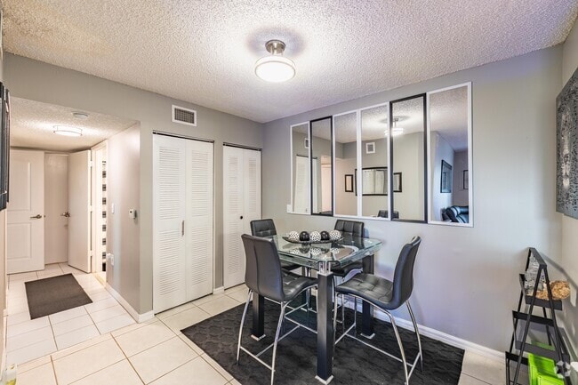 2BR, 2BA - 833SF - Dining Room