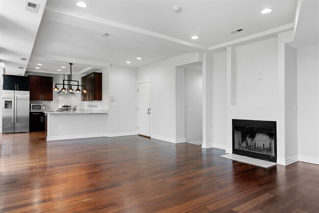 Photo - 323 W Webster Ave